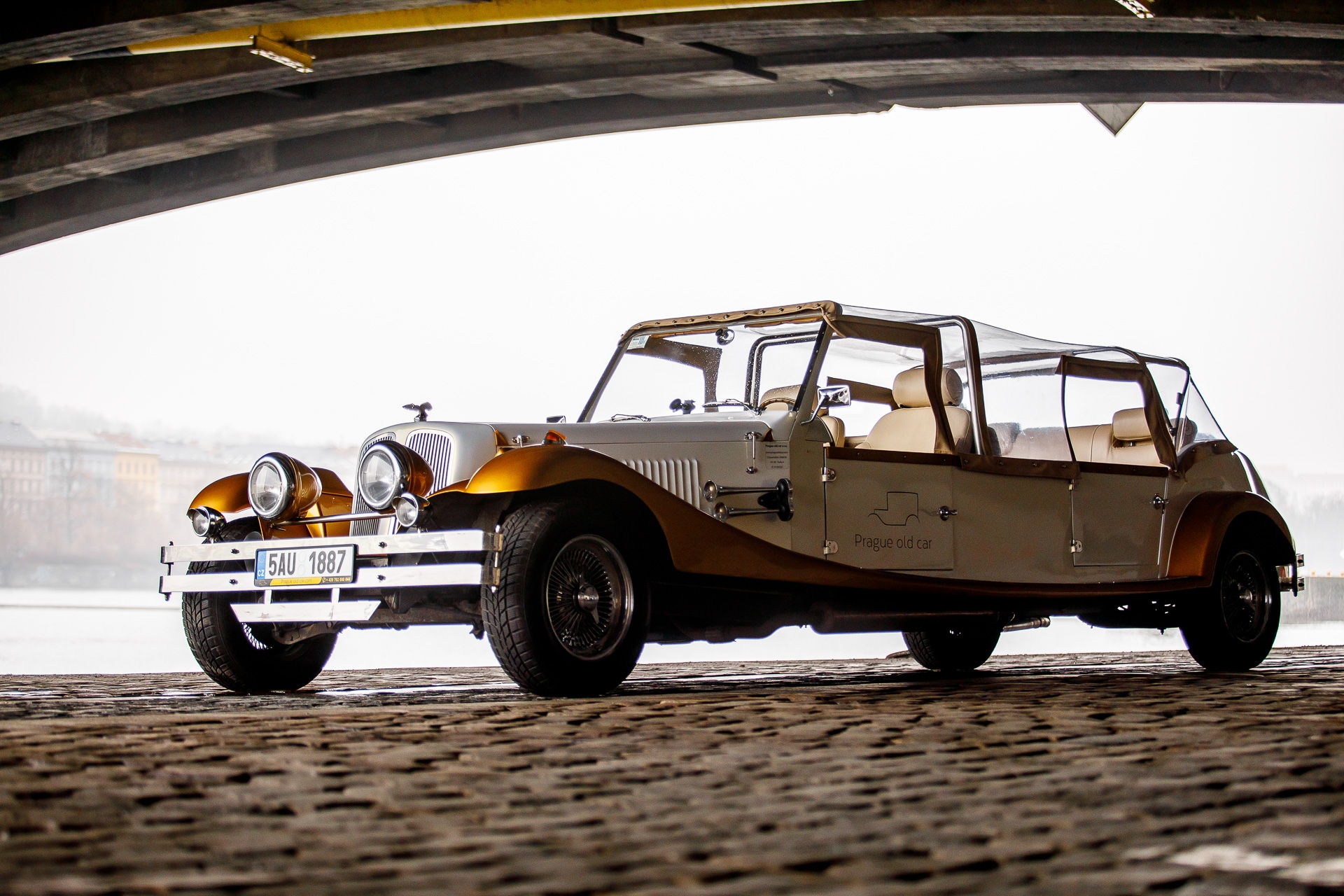 Old Prague in Style: Retro Car Tour